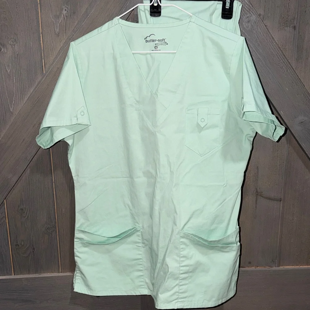 Butter-Soft Women's Mint Green Scrub Top - Picture 1 of 8